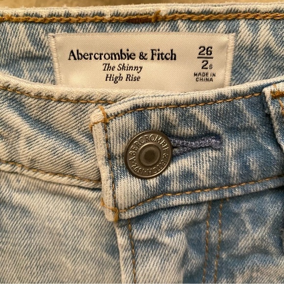 NWT~ABERCROMBIE & FITCH Light Blue The Skinny High Rise Curve Love Jeans Size 2S - Picture 6 of 9